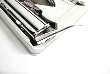 Afbeelding in Gallery-weergave laden, Hermes Baby-typemachine uit 1975
