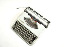 Afbeelding in Gallery-weergave laden, Hermes Baby-typemachine uit 1975
