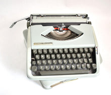 Afbeelding in Gallery-weergave laden, Hermes Baby-typemachine uit 1975
