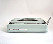 Afbeelding in Gallery-weergave laden, Hermes Baby-typemachine uit 1975
