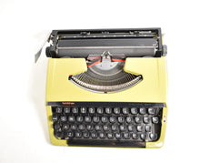 Afbeelding in Gallery-weergave laden, 1977 Brother De Luxe 220 typemachine
