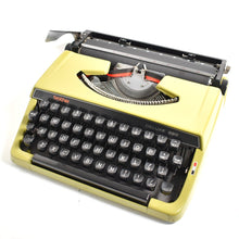 Afbeelding in Gallery-weergave laden, 1977 Brother De Luxe 220 typemachine
