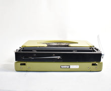 Afbeelding in Gallery-weergave laden, 1977 Brother De Luxe 220 typemachine

