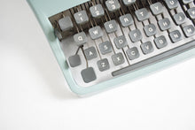 Afbeelding in Gallery-weergave laden, Olivetti Lettera 32 typemachine uit 1976
