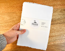 Afbeelding in Gallery-weergave laden, Handgeschept papier - 100% katoenen lap, scheprand
