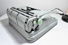 Afbeelding in Gallery-weergave laden, Gereserveerd* Zeldzaam* Gerestaureerde Hermes 3000 Typemachine - Scriptlettertype (Cursief)
