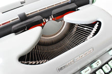Afbeelding in Gallery-weergave laden, Gereserveerd* Gerestaureerde Hermes 3000 typemachine uit 1965
