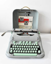 Afbeelding in Gallery-weergave laden, Gereserveerd* Gerestaureerde Hermes 3000 typemachine uit 1965
