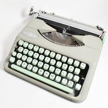 Afbeelding in Gallery-weergave laden, Hermes Baby Typemachine uit 1956
