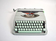 Afbeelding in Gallery-weergave laden, Hermes Baby Typemachine uit 1956

