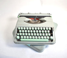 Afbeelding in Gallery-weergave laden, Hermes Baby Typemachine uit 1956
