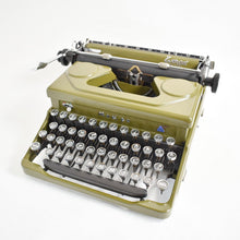 Afbeelding in Gallery-weergave laden, 1952 Everest Mod. 90 Typemachine
