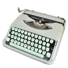 Afbeelding in Gallery-weergave laden, Hermes Baby Typemachine uit 1956
