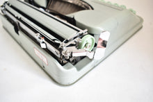 Afbeelding in Gallery-weergave laden, Hermes Baby Typemachine uit 1956
