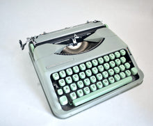 Afbeelding in Gallery-weergave laden, Hermes Baby Typemachine uit 1956
