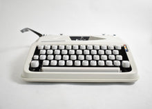 Afbeelding in Gallery-weergave laden, Hermes Baby-typemachine uit 1975
