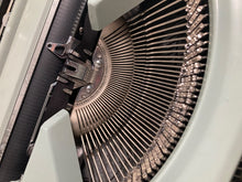 Afbeelding in Gallery-weergave laden, Hermes Baby-typemachine uit 1975
