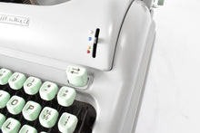 Afbeelding in Gallery-weergave laden, Zeldzame* gerestaureerde Hermes Media 3 typemachine - scriptlettertype (cursief)
