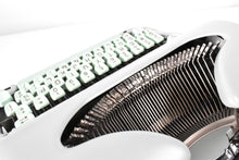 Afbeelding in Gallery-weergave laden, Zeldzame* gerestaureerde Hermes Media 3 typemachine - scriptlettertype (cursief)
