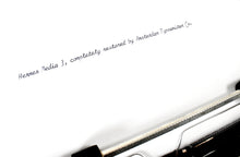 Afbeelding in Gallery-weergave laden, Zeldzame* gerestaureerde Hermes Media 3 typemachine - scriptlettertype (cursief)
