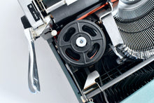 Afbeelding in Gallery-weergave laden, Olivetti Lettera 32 typemachine uit 1967
