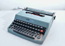 Afbeelding in Gallery-weergave laden, Olivetti Lettera 32 typemachine uit 1967
