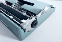 Afbeelding in Gallery-weergave laden, Olivetti Lettera 32 typemachine uit 1967
