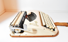 Load image into Gallery viewer, 1958 Princess 300 with De Luxe  case
