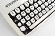 Afbeelding in Gallery-weergave laden, Hermes Baby Typemachine uit 1976 - QWERTY
