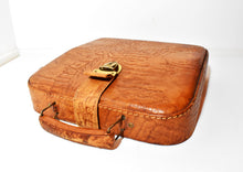 Load image into Gallery viewer, 1958 Princess 300 with De Luxe  case
