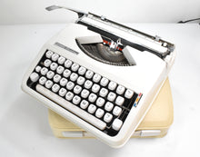 Afbeelding in Gallery-weergave laden, Hermes Baby Typemachine uit 1976 - QWERTY
