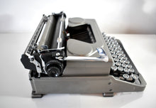 Load image into Gallery viewer, Stunning 1951 Everest Mod. 90 Typewriter
