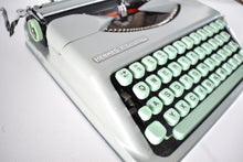 Afbeelding in Gallery-weergave laden, Hermes Baby Typemachine uit 1956
