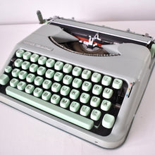 Afbeelding in Gallery-weergave laden, Hermes Baby Typemachine uit 1956
