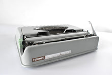 Afbeelding in Gallery-weergave laden, Hermes Baby Typemachine uit 1965, zwarte luxe koffer *Gereserveerd voor J.*
