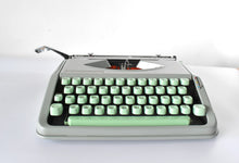 Afbeelding in Gallery-weergave laden, Hermes Baby Typemachine uit 1965, zwarte luxe koffer *Gereserveerd voor J.*
