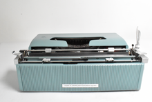 Afbeelding in Gallery-weergave laden, Olivetti Lettera 32 typemachine uit 1967
