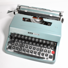 Afbeelding in Gallery-weergave laden, Olivetti Lettera 32 typemachine uit 1967
