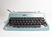 Afbeelding in Gallery-weergave laden, Olivetti Lettera 32 typemachine uit 1967
